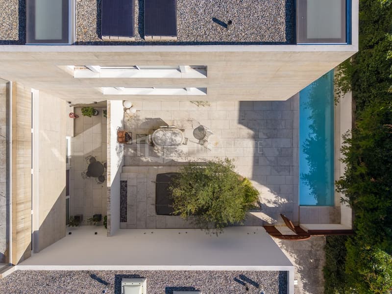 LUSSUOSA VILLA CON PISCINA E GIARDINO VICINO ALLA TASIS (3)