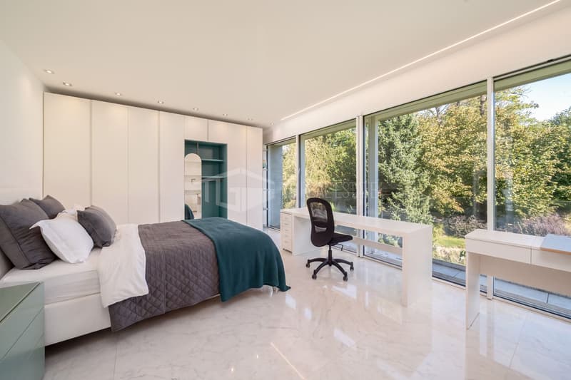 LUSSUOSA VILLA CON PISCINA E GIARDINO VICINO ALLA TASIS (13)