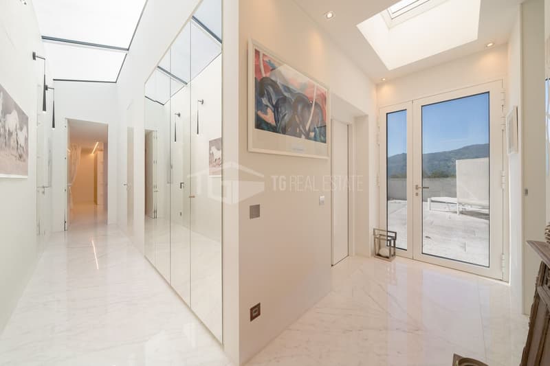 LUSSUOSA VILLA CON PISCINA E GIARDINO VICINO ALLA TASIS (17)