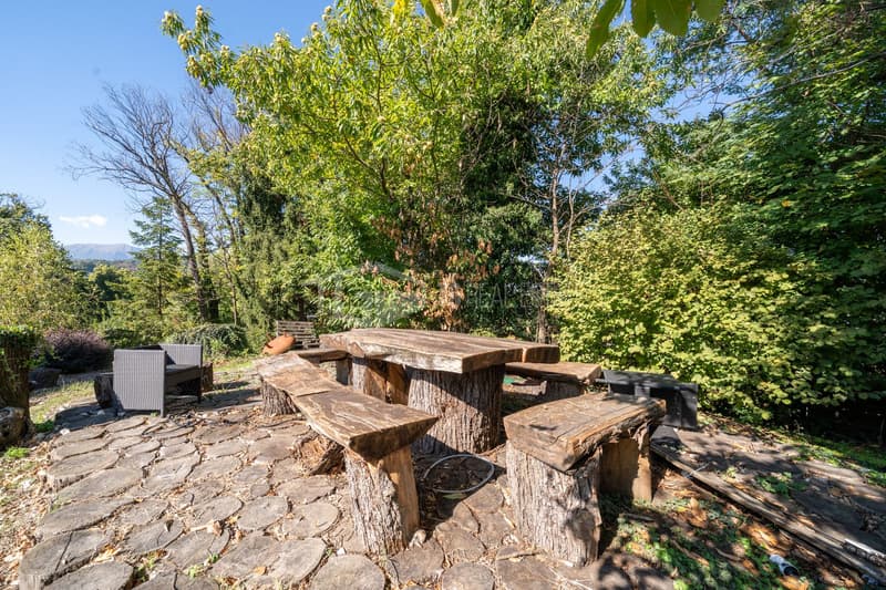 LUSSUOSA VILLA CON PISCINA E GIARDINO VICINO ALLA TASIS (36)