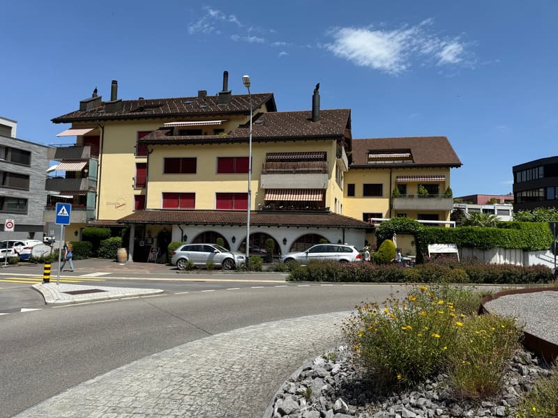 Ampio appartamento 4.5 locali in posizione centrale a Lachen (1)