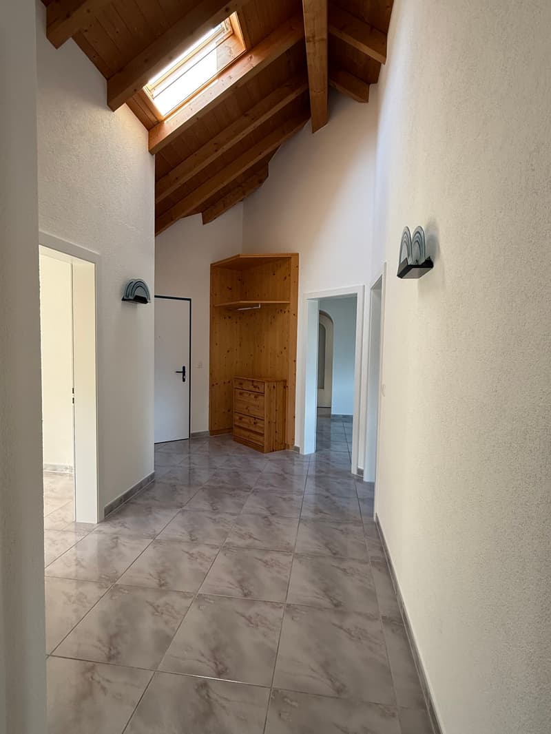 Ampio appartamento 5.5 locali in mansarda di standard da proprietario – con aria condizionata & 2 posti auto sotterranei (6)