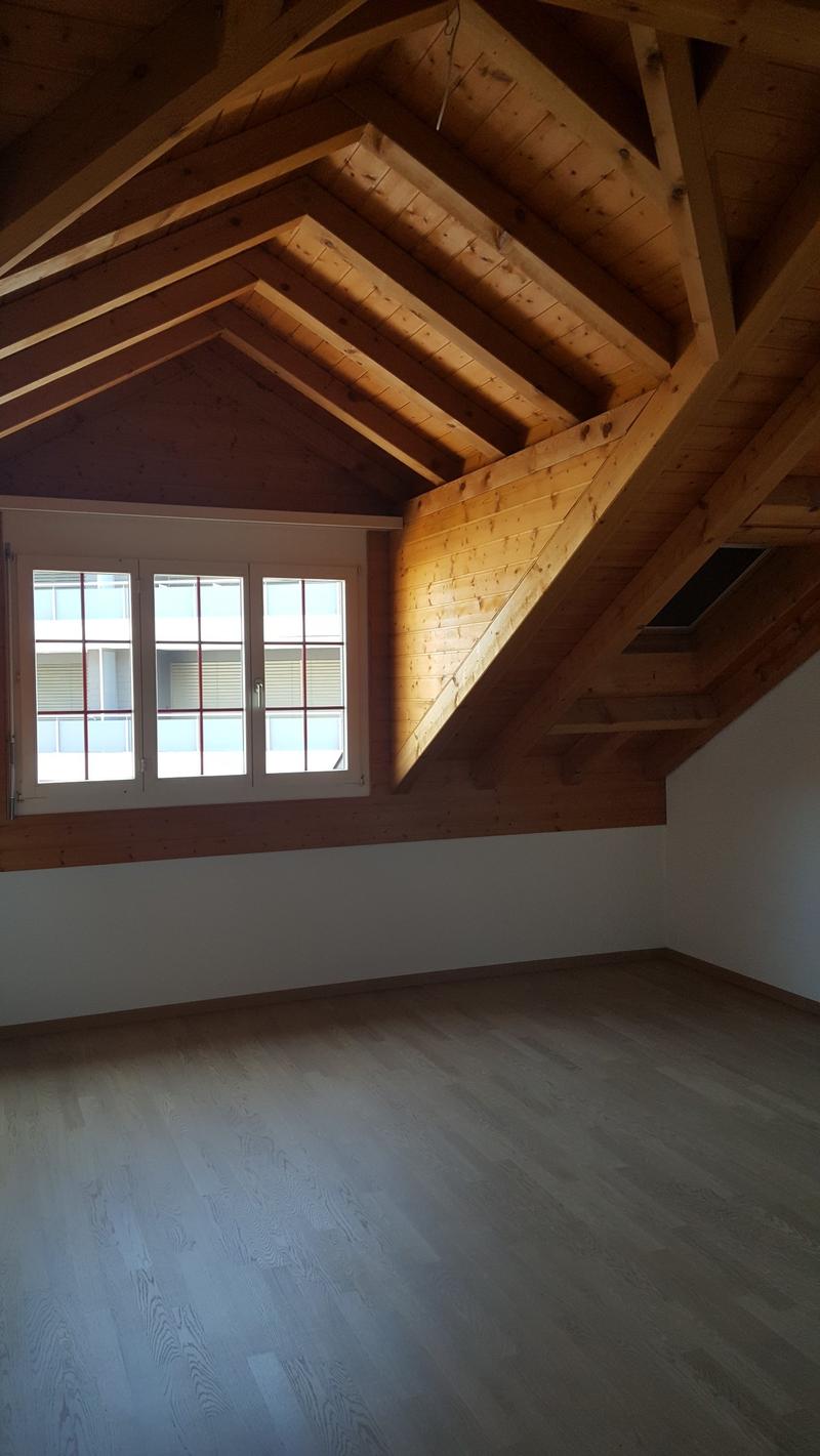 Grosszügige 4.5-Zimmer-Dachwohnung mit viel Charme im Herzen von Lachen (5)