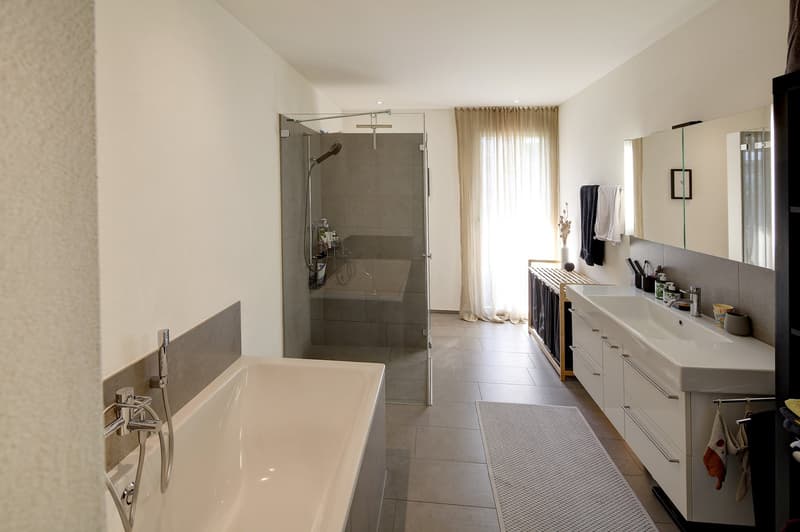 Grosse, exklusive 5.5 Zimmer-Gartenwohnung mit viel Umschwung (19)