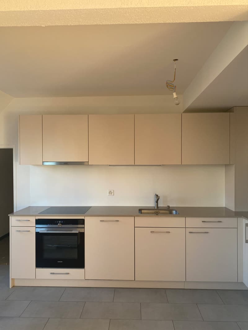 Ampio appartamento di 4.5 locali con balcone a Riehen (2)