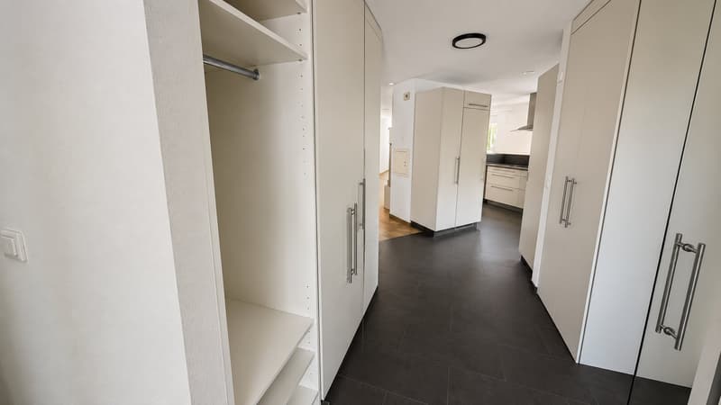 Spacious 8-room single-family house with annex and garage in a quiet location in Gümligen (3)