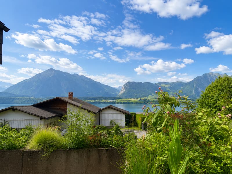 Charmantes Einfamilienhaus mit Studio und traumhafter Seesicht – Wohnen über dem Thunersee (13)