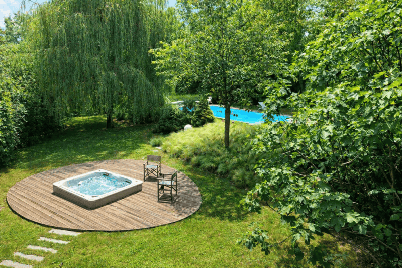 Family villa with large tree-lined land, featuring a heated pool and jacuzzi (1)
