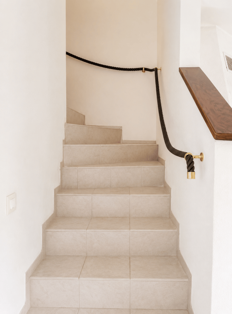 Villa contiguë entièrement à rafraichir située dans la commune résidentielle de Corsier (7)