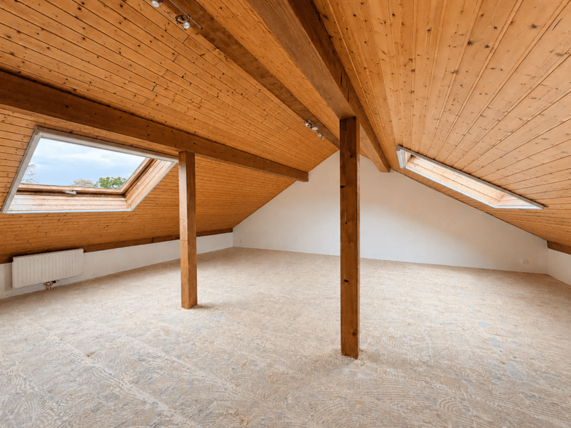 Villa contiguë entièrement à rafraichir située dans la commune résidentielle de Corsier (1)