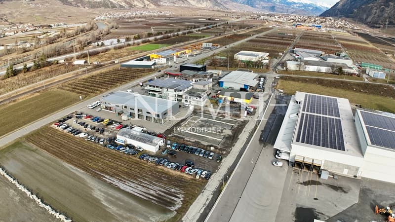 Parcelle exceptionnelle avec projet commercial autorisé (2)