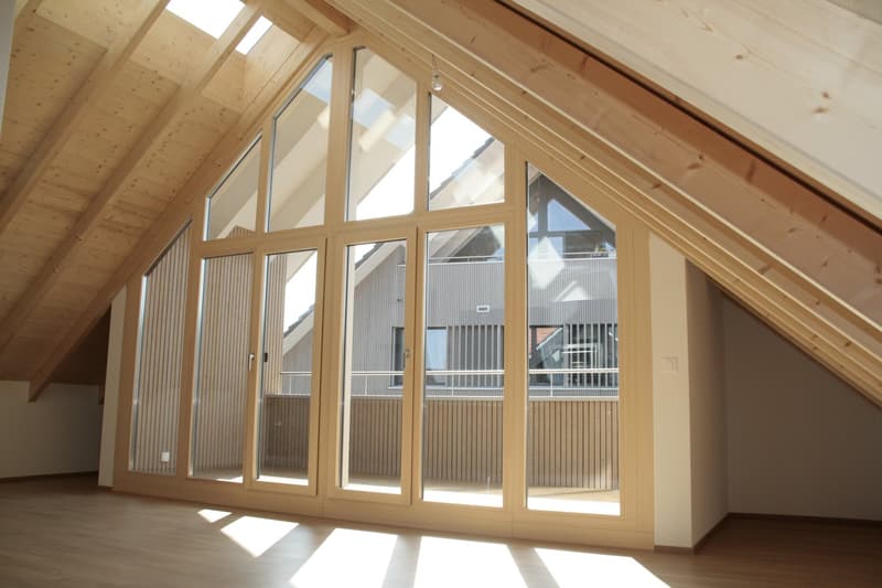 Attraktive 2.5-Zimmer Dachwohnung mit Loggia (2)