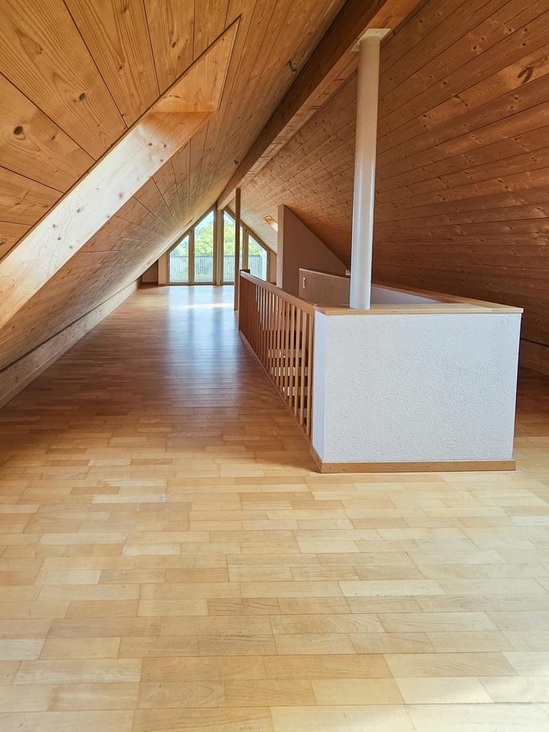 Grosszügige 4.5-Zimmer-Dachwohnung mit Galerie und zwei Balkone (2)