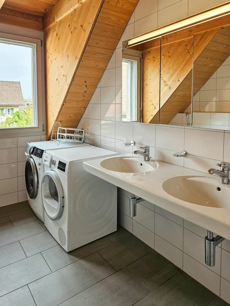 Grosszügige 4.5-Zimmer-Dachwohnung mit Galerie und zwei Balkone (4)