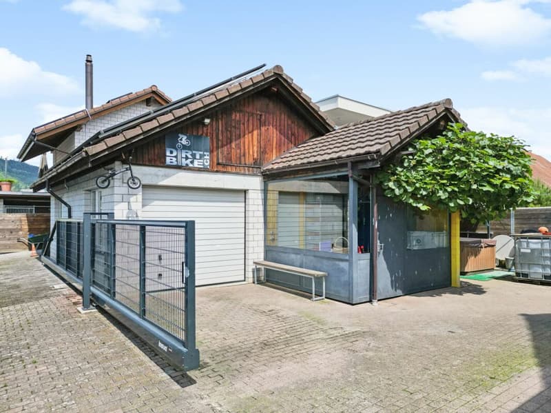 Commercial property with versatile usage possibilities and residential house (5)