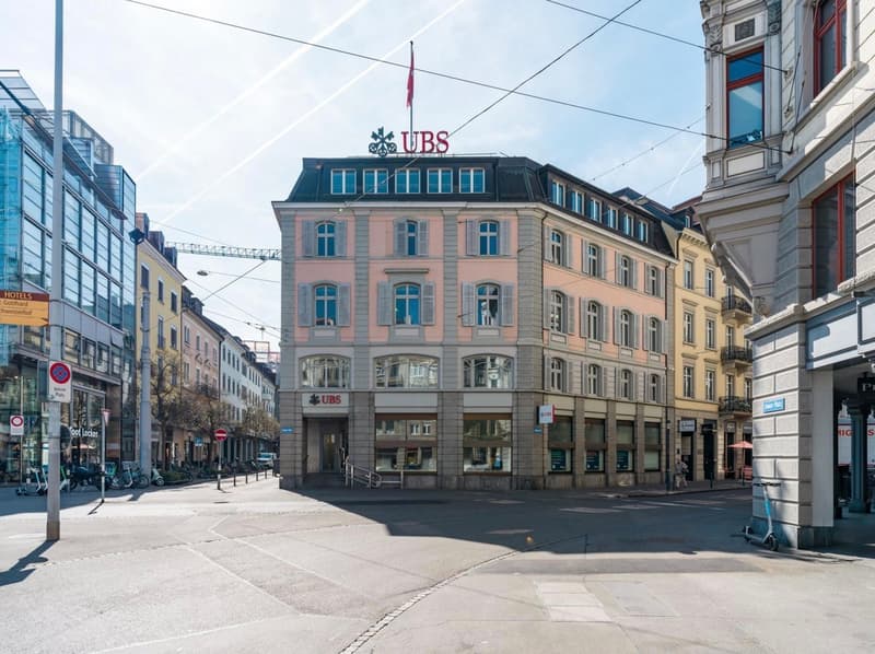 Magasin phare sur la place Löwenplatz à Zurich à louer (1)