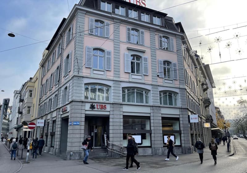 Magasin phare sur la place Löwenplatz à Zurich à louer (2)