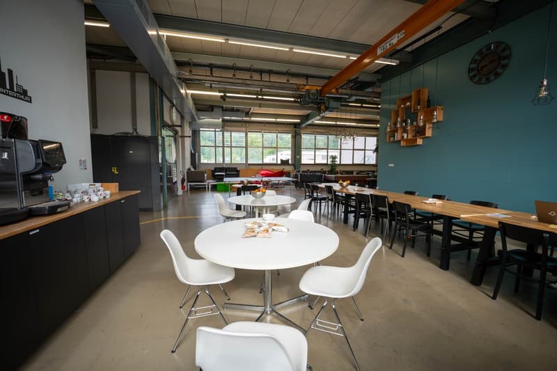 Poste de travail fixe dans un bureau partagé dans un environnement de hall de fabrique créatif avec service tout compris (14)