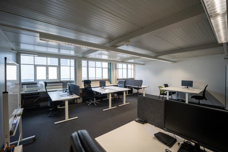 Poste de travail fixe dans un bureau partagé dans un environnement de hall de fabrique créatif avec service tout compris (2)