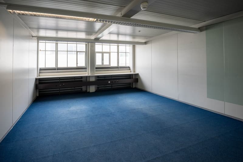Poste de travail fixe dans un bureau partagé dans un environnement de hall de fabrique créatif avec service tout compris (3)