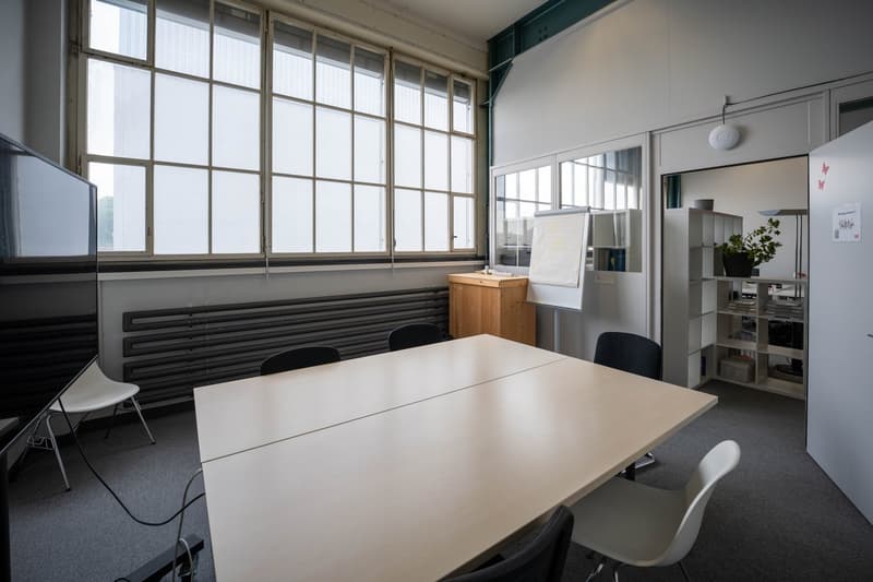 Poste de travail fixe dans un bureau partagé dans un environnement de hall de fabrique créatif avec service tout compris (5)