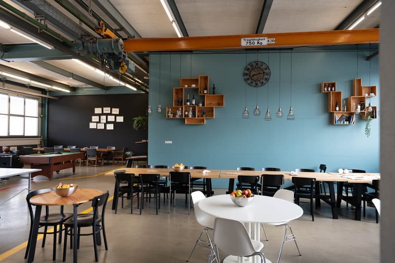 Poste de travail fixe dans un bureau partagé dans un environnement de hall de fabrique créatif avec service tout compris (12)