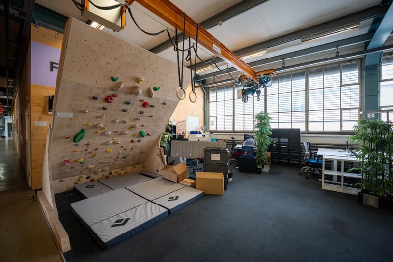Bureau abordable dans une halle de fabrique créative (12)