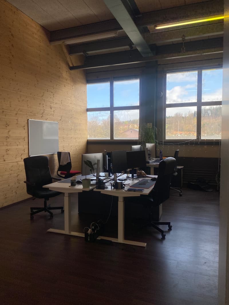 Bureau abordable dans une halle d'usine créative (1)