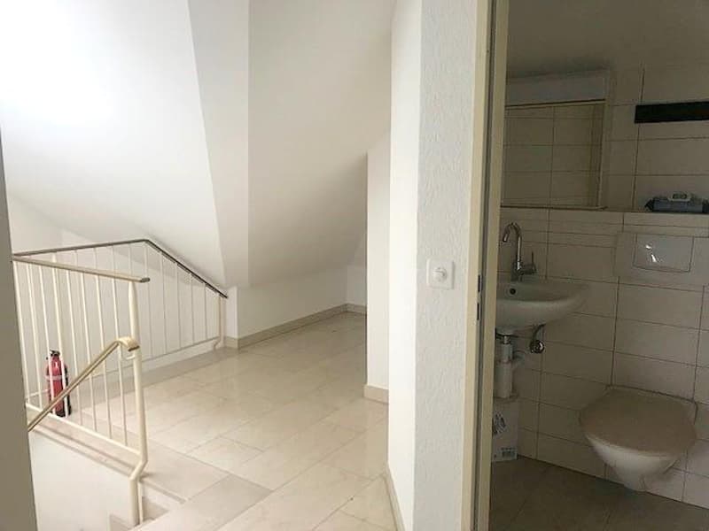 Ampio spazio di atelier al piano superiore con toilette (4)