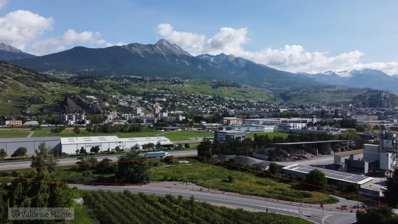 Ideally located plots of land along the highway in Sion (3)
