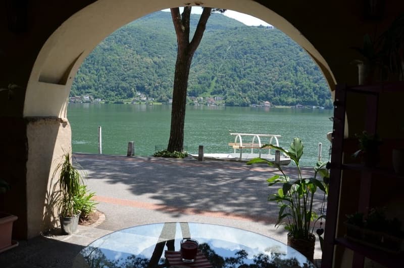 Local commercial sur la promenade du lac de Morcote avec portique et façade vitrée (2)