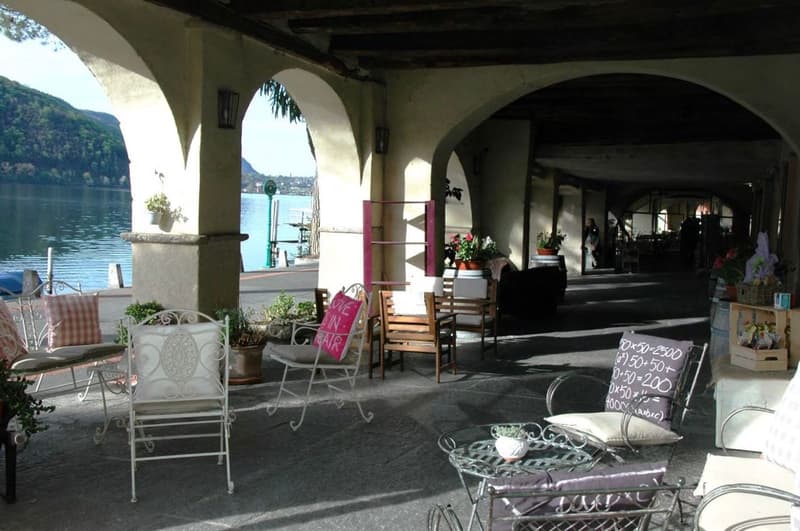 Local commercial sur la promenade du lac de Morcote avec portique et façade vitrée (5)