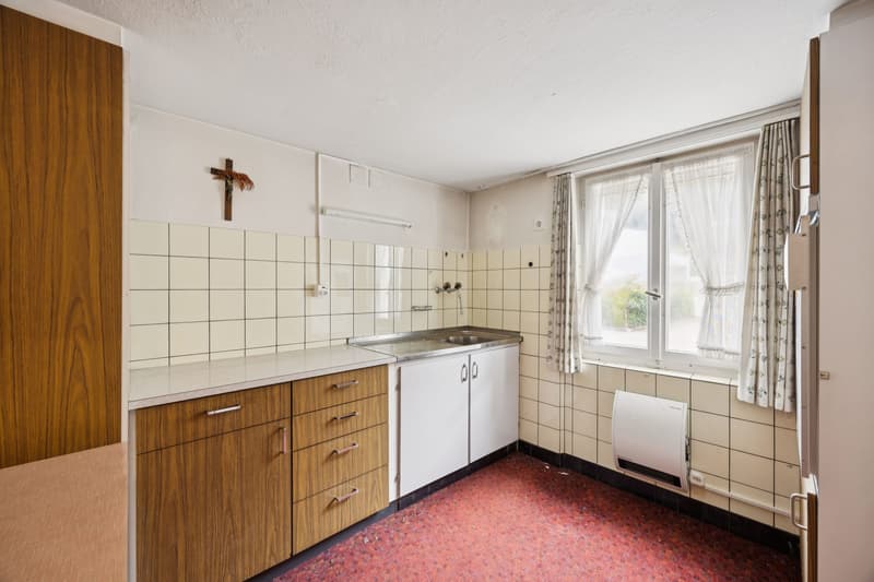 Spacious 7-room house in Leibstadt with large roof terrace and plenty of potential (11)