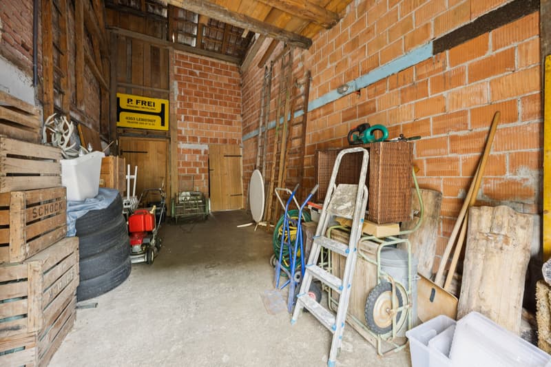 Spacious 7-room house in Leibstadt with large roof terrace and plenty of potential (13)