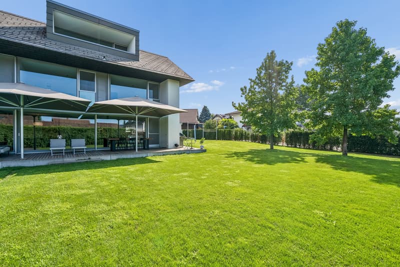 Living like in a holiday resort - Architect's house with pool and garden (4)