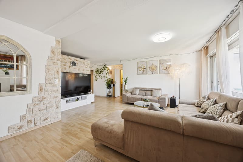 Grosszügige 6.5-Zimmer-Dachwohnung mit flexiblem Grundriss - teilbar in 3.5- und 4.5-Zimmer-Wohnung (2)