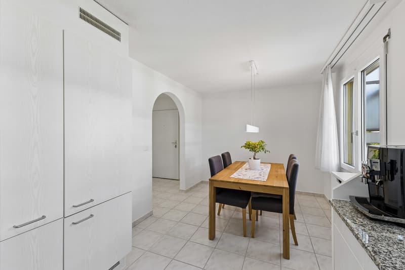 4.5-Zimmer-Wohnung mit Cheminée und drei Parkplätzen (6)