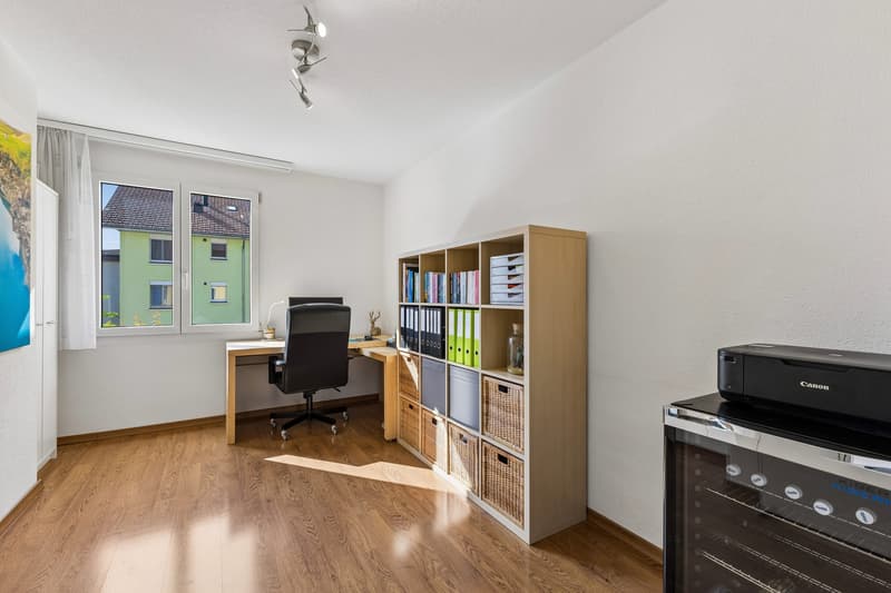 4.5-Zimmer-Wohnung mit Cheminée und drei Parkplätzen (8)