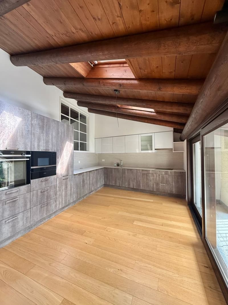 Esclusivo attico duplex di 5,5 locali con loggiato panoramico e giardino privato nel cuore di Origlio (7)