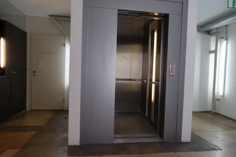 Loft di fabbrica luminoso come ufficio/studio (10)