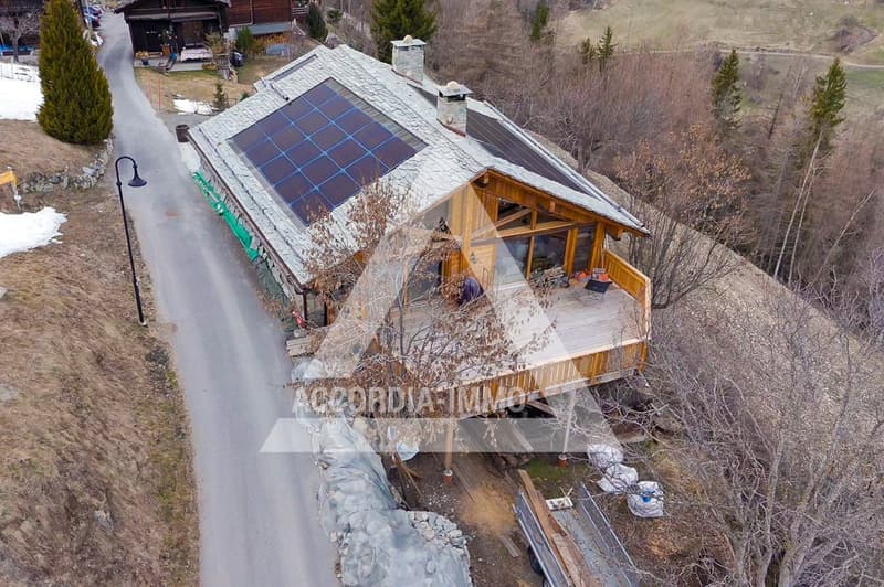 Renovated character chalet with two apartments – great potential (2)