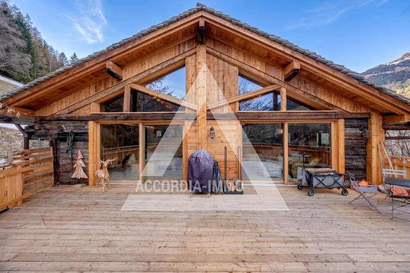 Renovated character chalet with two apartments – great potential (1)
