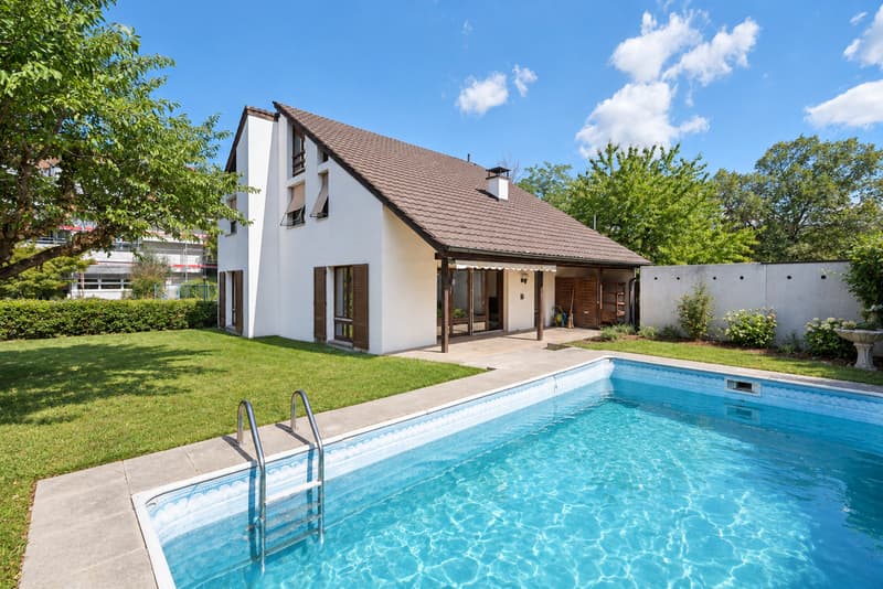 6.5 Zimmer Einfamilienhaus mit Garten und Pool (1)