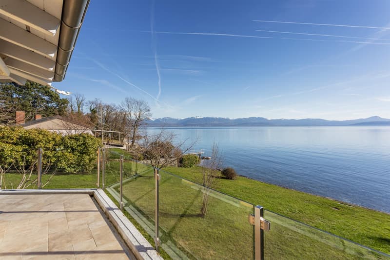 Waterfront property with potential for expansion. (2)