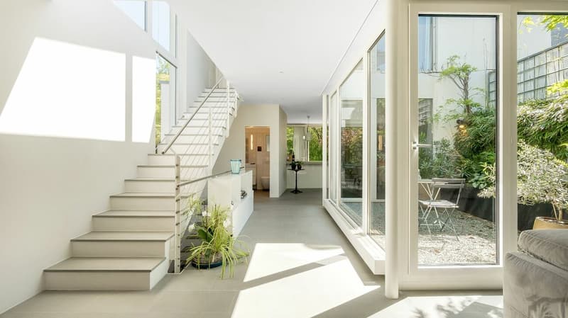 Atrium und Aufgang ins DG