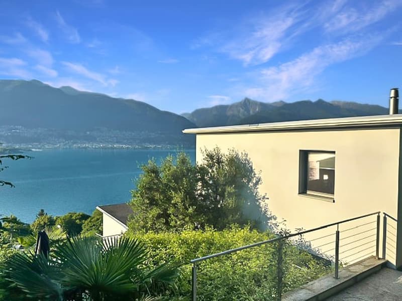 Elegant residential house with lake view and terrace (1)