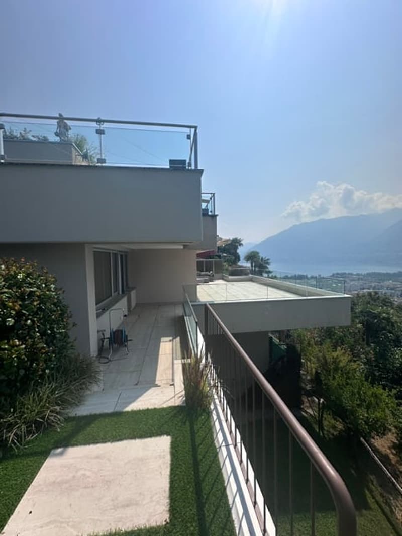 Habitation luxueuse avec une vue gigantesque sur le Lago Maggiore (3)