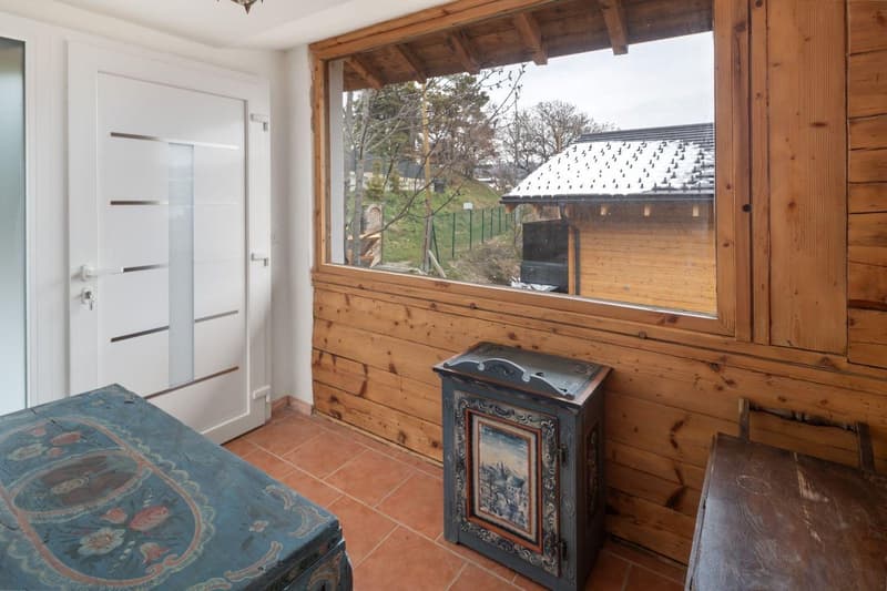 Charming 4.5-room chalet in Lens – Fully renovated with a wonderful view (7)