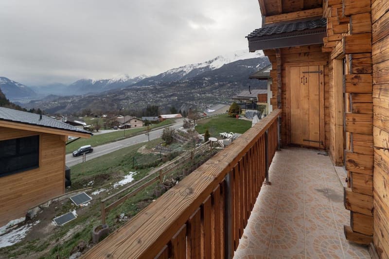 Charming 4.5-room chalet in Lens – Fully renovated with a wonderful view (15)