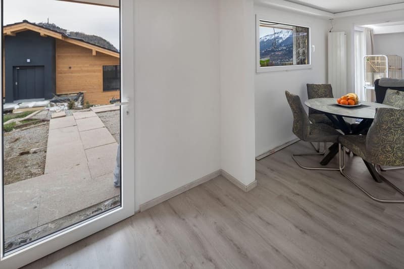 Charming 4.5-room chalet in Lens – Fully renovated with a wonderful view (22)